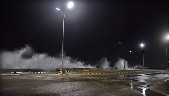 Comienzan las fuertes marejadas en el Malecón de La Habana
