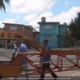 Un cubano intenta construir un avión en el garaje de su casa