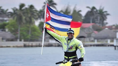 Navegante español transita playa Santa Lucía en su travesía mundial en moto acuática