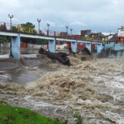 Fuertes lluvias desbordan el río Yayabo en el centro de Cuba