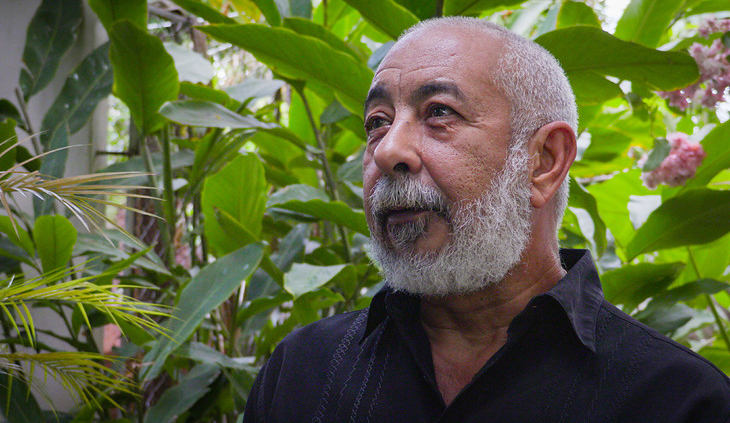  Lines in Havana to emigrate, the business of Cuban anguish and a guru named Leonardo Padura
