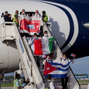 Les médecins cubains accueillis en héros à La Havane après leur mission en Italie
