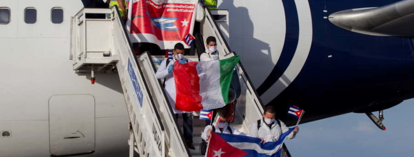 Les médecins cubains accueillis en héros à La Havane après leur mission en Italie