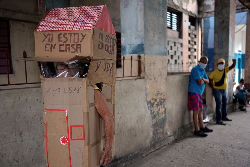 Cubain revêt un bouclier en carton intégral contre le coronavirus