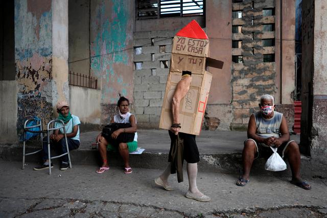 Cubain revêt un bouclier en carton intégral contre le coronavirus