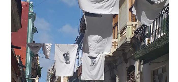Sábanas Blancas en los balcones de La Habana eternizan a Eusebio Leal