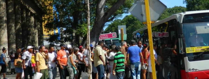 Ante la situación deplorable del transporte en Cuba, el Gobierno mira hacia el sector privado