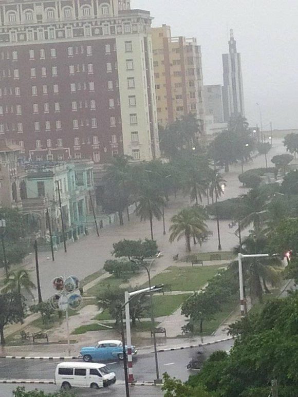 Lluvias intensas inundan zonas bajas de La Habana 