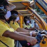 Nuevos taxis eléctricos circulan en La Habana, conducidos por mujeres