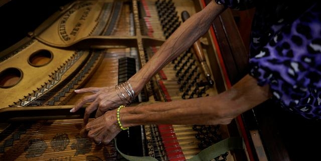 Un accordeur de piano cubain aveugle a du mal à joindre les deux bouts