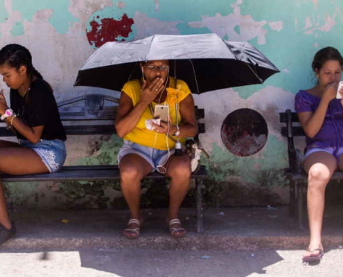 Le rappeur 6ix9ine à La Havane, un usurpateur fait des provocations