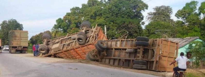 Dos camiones terminan volcados tras accidente en Yara