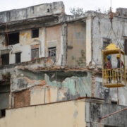 'Pincha' o muerte: los cubanos tienen que trabajar para sobrevivir