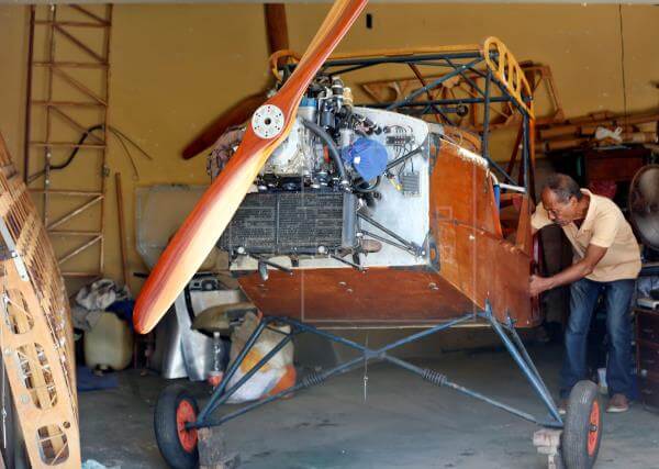  Cubano construye una avioneta biplaza en garaje de su casa
