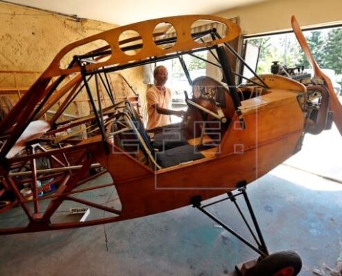 Cubano construye una avioneta biplaza en garaje de su casa