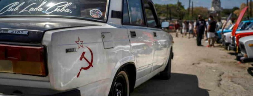 El viejo Lada, auto clásico soviético, reúne a cubanos para hablar de coches y covid-19