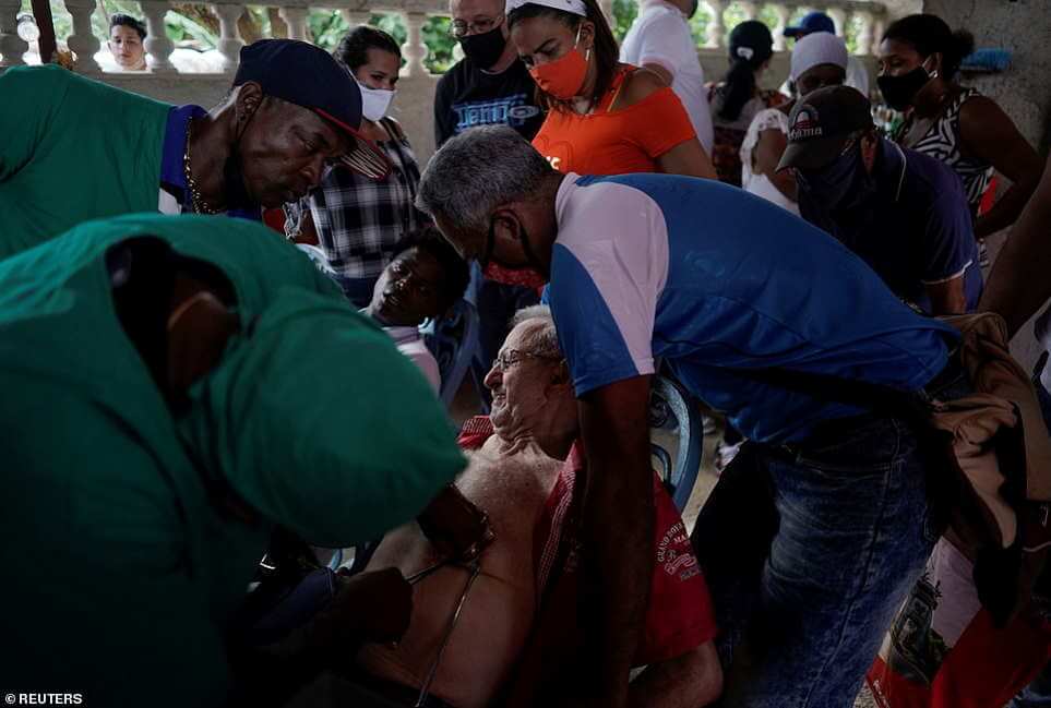  Un «guérisseur» cubain effectue des interventions chirurgicales avec une machette