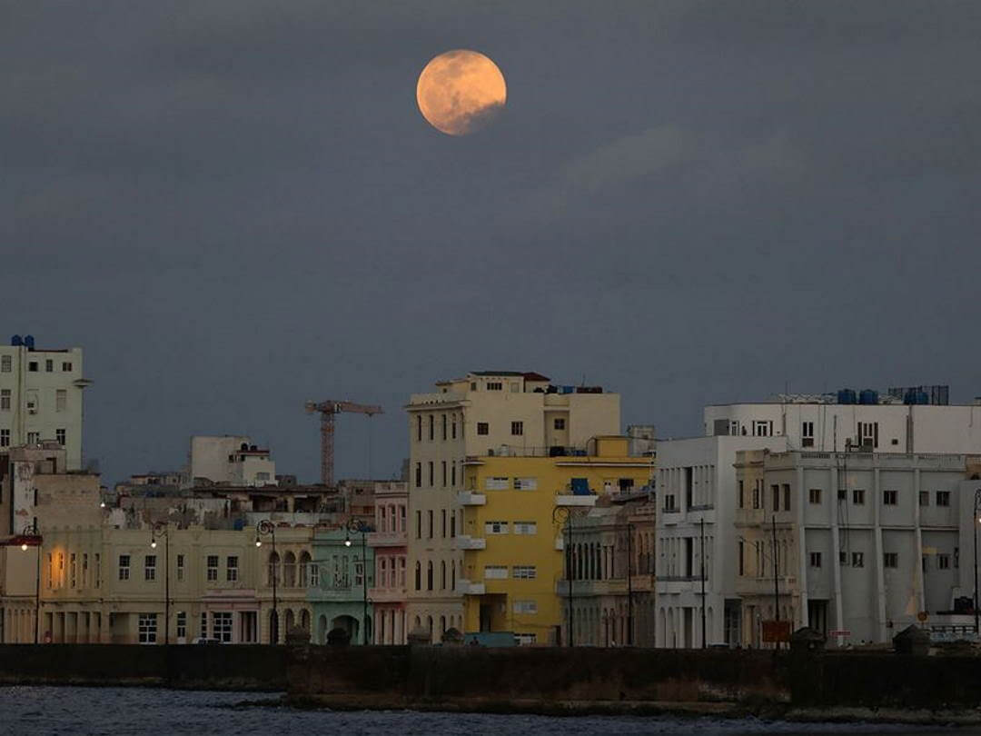  Así se ve la gran Superluna rosa desde La Habana