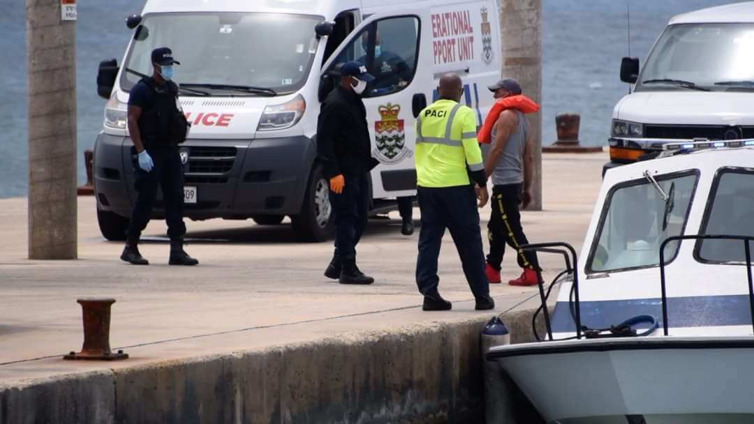 Cubanos atrincherados en barco son evacuados por autoridades de Islas Caimán