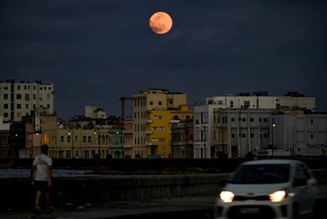  Así se ve la gran Superluna rosa desde La Habana
