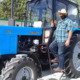Un campesino cubano agradece a la Revolución por comprar un tractor en dólares