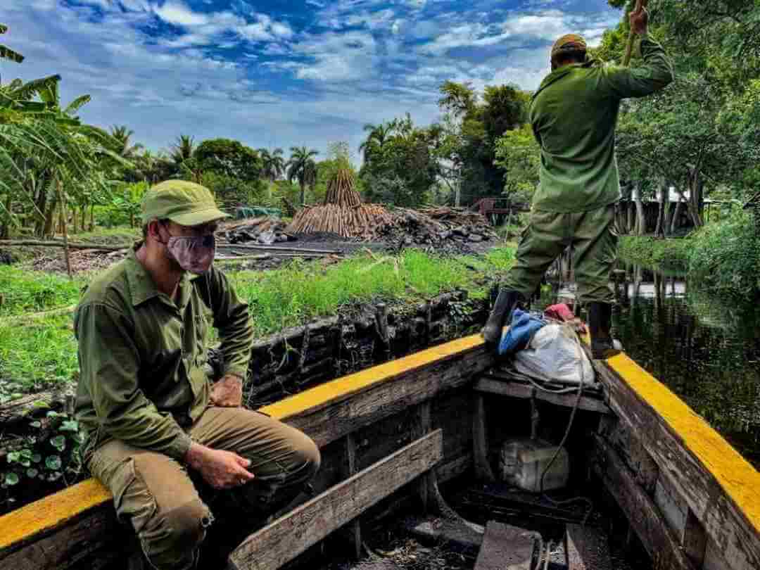 Producir carbón vegetal a la antigua, en el corazón de Cuba