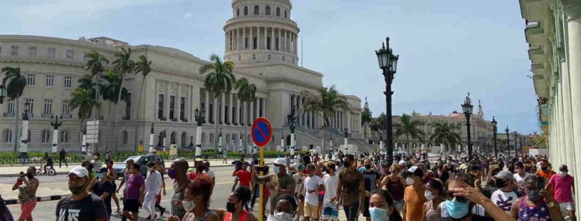 Vigilados por Tropas Especiales, miles de cubanos se manifiestan en La Habana