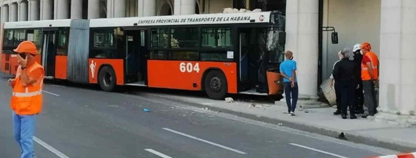 Una ómnibus se estrella contra el Gran Hotel Manzana Kempinski de La Habana