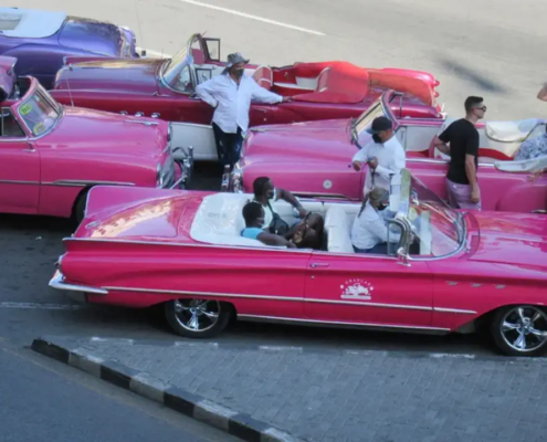 Cuba, con mascarilla en el Malecón y diversión en Varadero