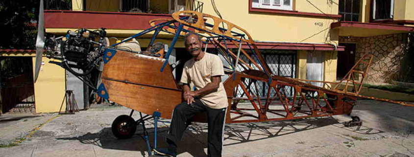 Un ingénieur cubain construit un avion à la main et attend l'autorisation de le tester
