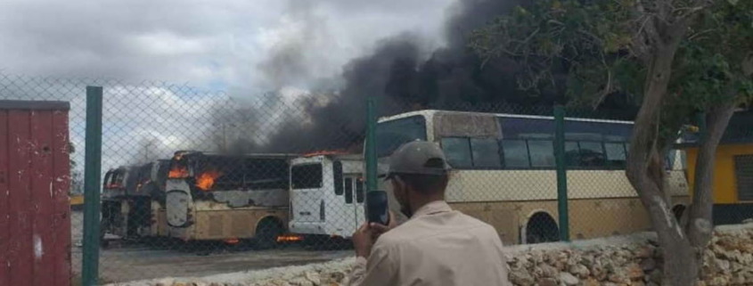 Cuatro ómnibus de transporte escolar se incendian en un parqueo de Habana del Este