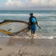 Un instructor de buceo salió de Cuba en un tabla de windsurf y llego en precario estado de salud a Florida
