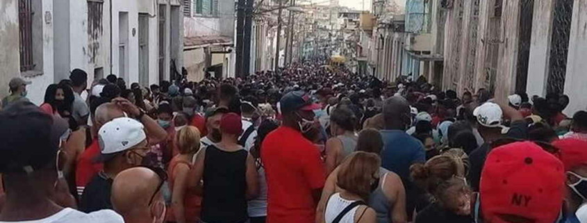 La madre de todas las colas alcanza casi 20 cuadras en La Habana