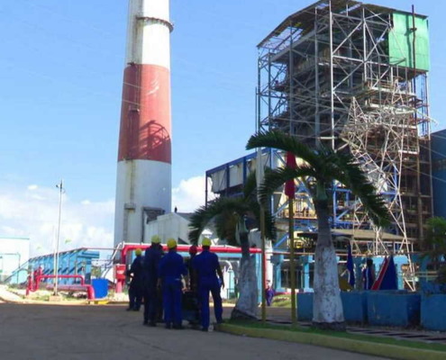 Les ingénieurs échouent à démarrer la plus grande centrale électrique de Cuba