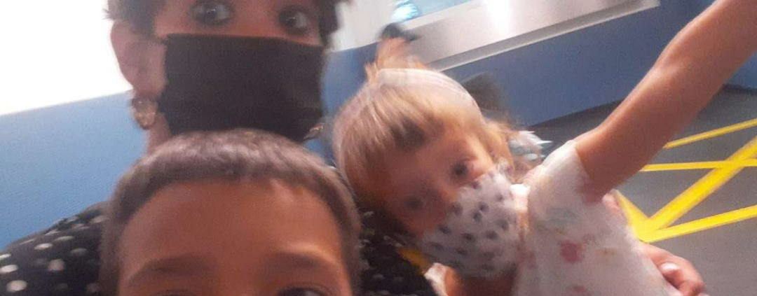 Activista Daniela Rojo en centro de refugiados alemán tras escapar de Cuba con sus hijos