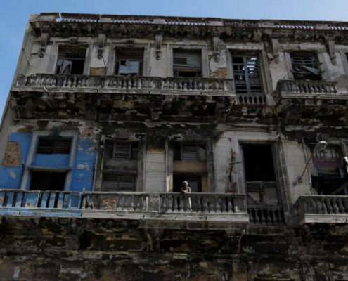 La “débalconisation”, symbole du délabrement des façades à La Havane