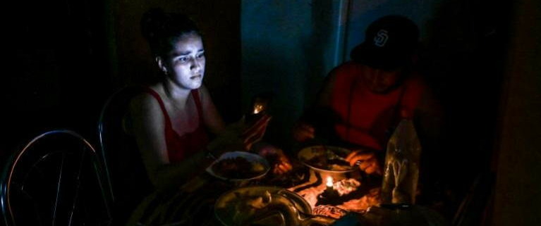 Sous la chaleur de l'été, les Cubains accablés par les coupures de courant