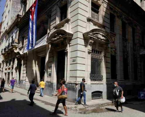 Cuba open door to foreign investment in domestic trade