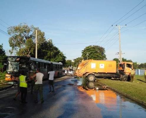 Accidente entre un ómnibus P9 y un camión de la basura en La Habana