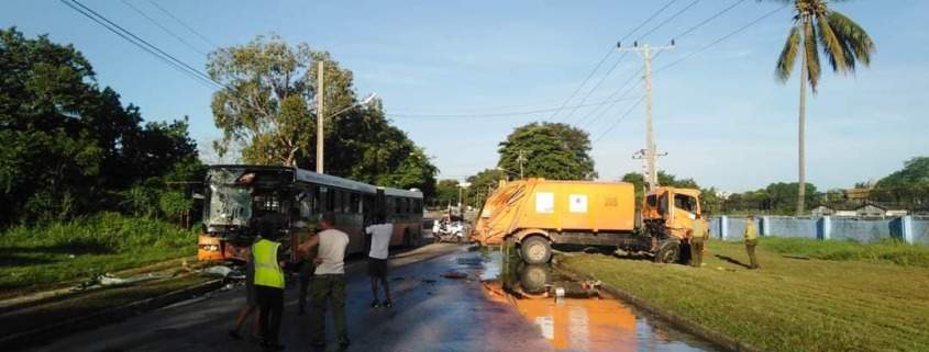 Accidente entre un ómnibus P9 y un camión de la basura en La Habana