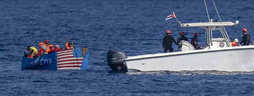 Un bateau avec le drapeau américain capturé à la vue de l'ambassade des États-Unis à La Havane