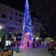 Árbol de Navidad en plena calle Galiano en La Habana