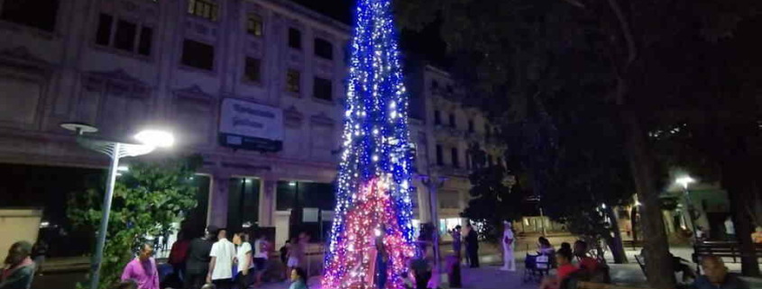 Árbol de Navidad en plena calle Galiano en La Habana