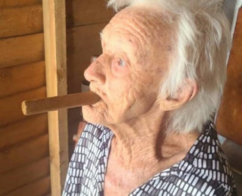 Ramona, una cubana de 102 años que fuma tabaco, toma café y compone décimas