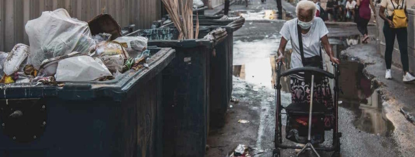Reclusos recogiendo basura en La Habana