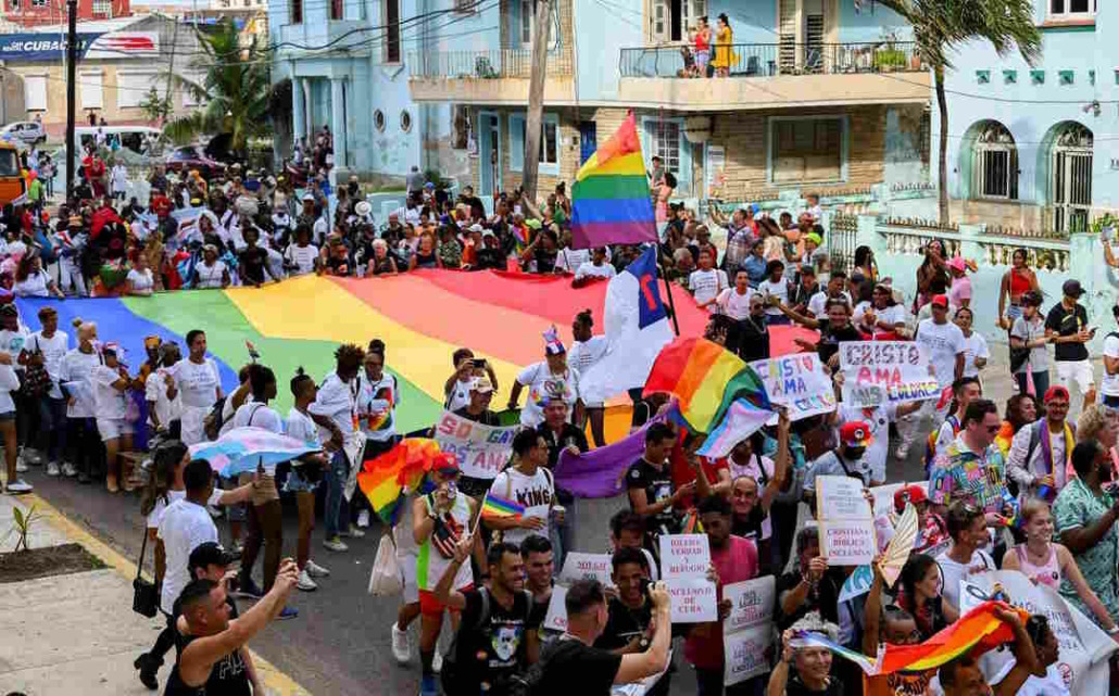 La communauté LGBTQ de Cuba célèbre le mariage homosexuel