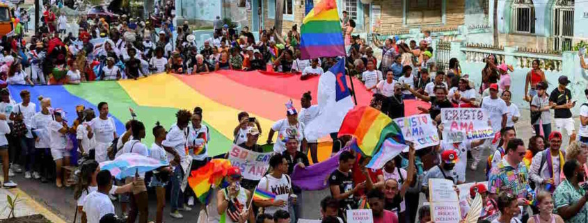 La communauté LGBTQ de Cuba célèbre le mariage homosexuel