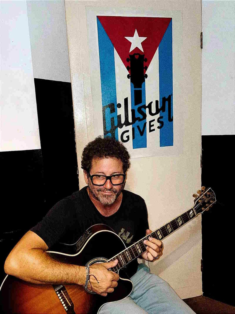 "Gibson gives" guitars to art school students in Cuba