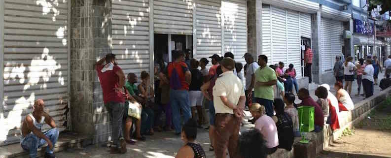 'Vacíos literalmente', los bancos de La Habana no tienen efectivo