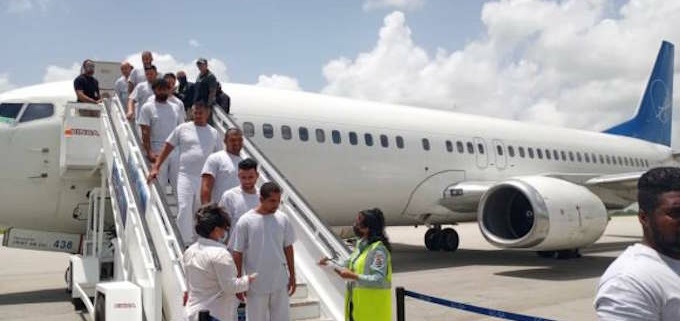 EE.UU. devuelve por vía aérea a 33 migrantes irregulares a Cuba
